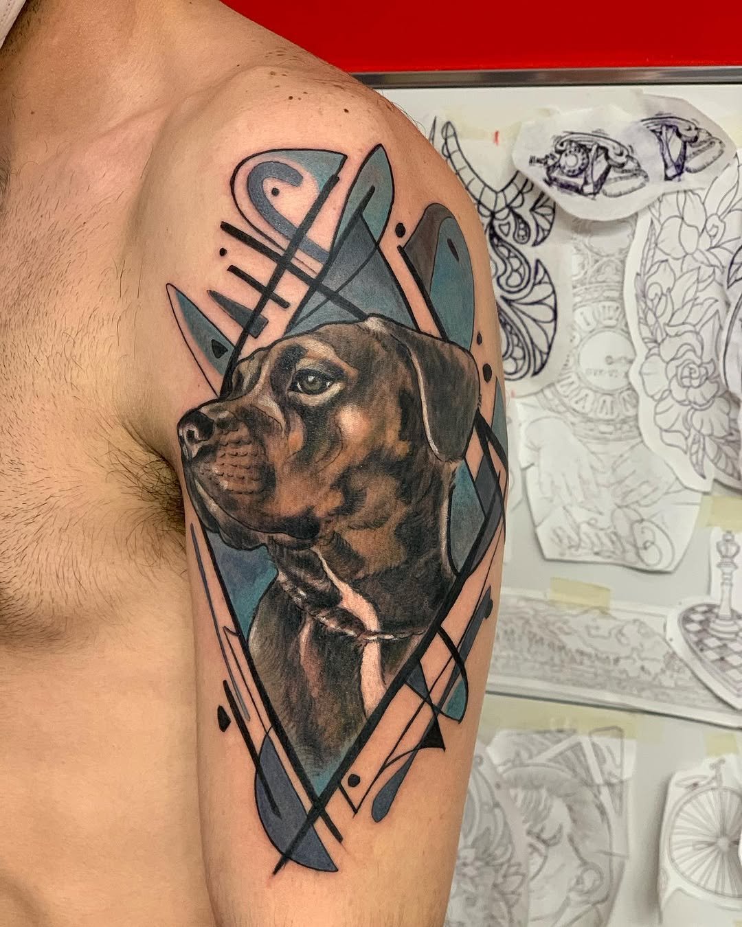 Tatuaje profesional en estudio MartinK Tattoo de un perro