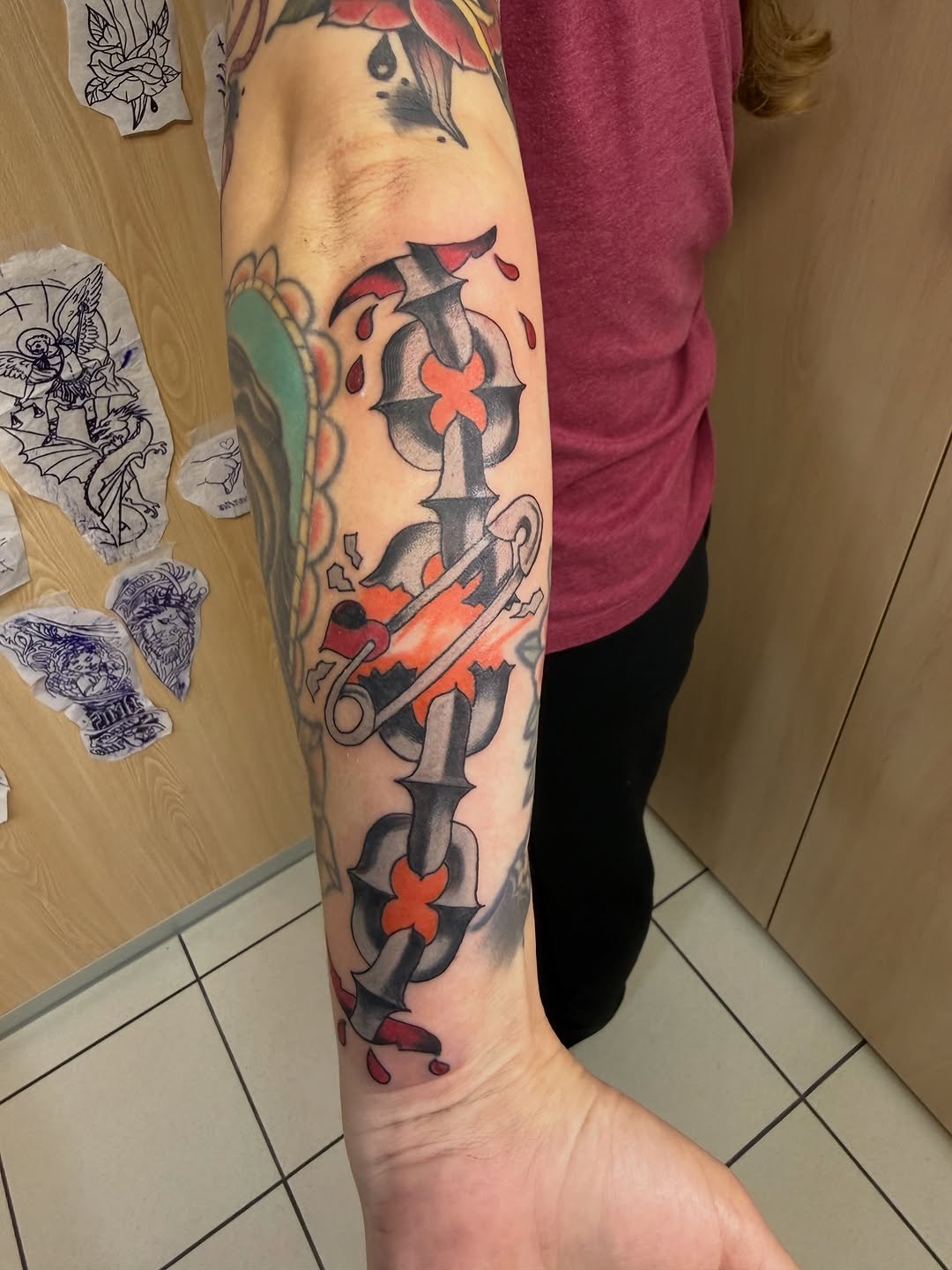 Tatuaje profesional de Pieza Neotradicional cadena en estudio MartinK Tattoo