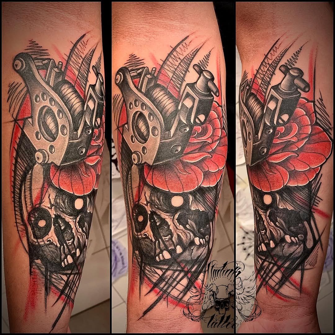 Tatuaje profesional en estudio MartinK Tattoo de una calavera