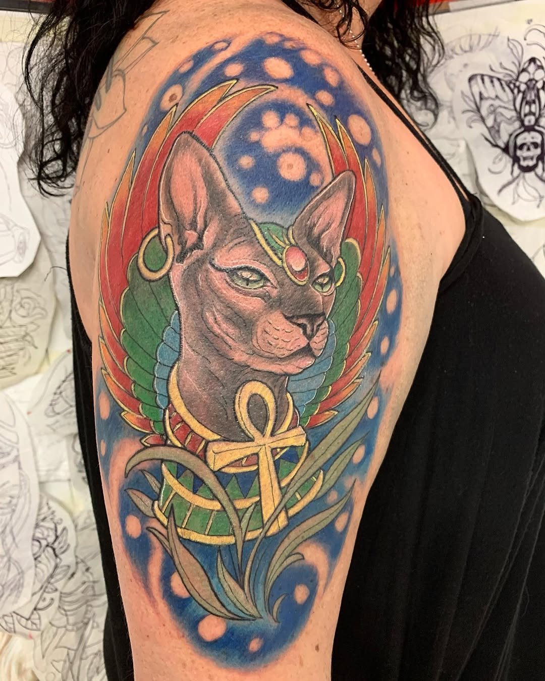 Tatuaje profesional en estudio MartinK Tattoo del gato Diosa Bastet