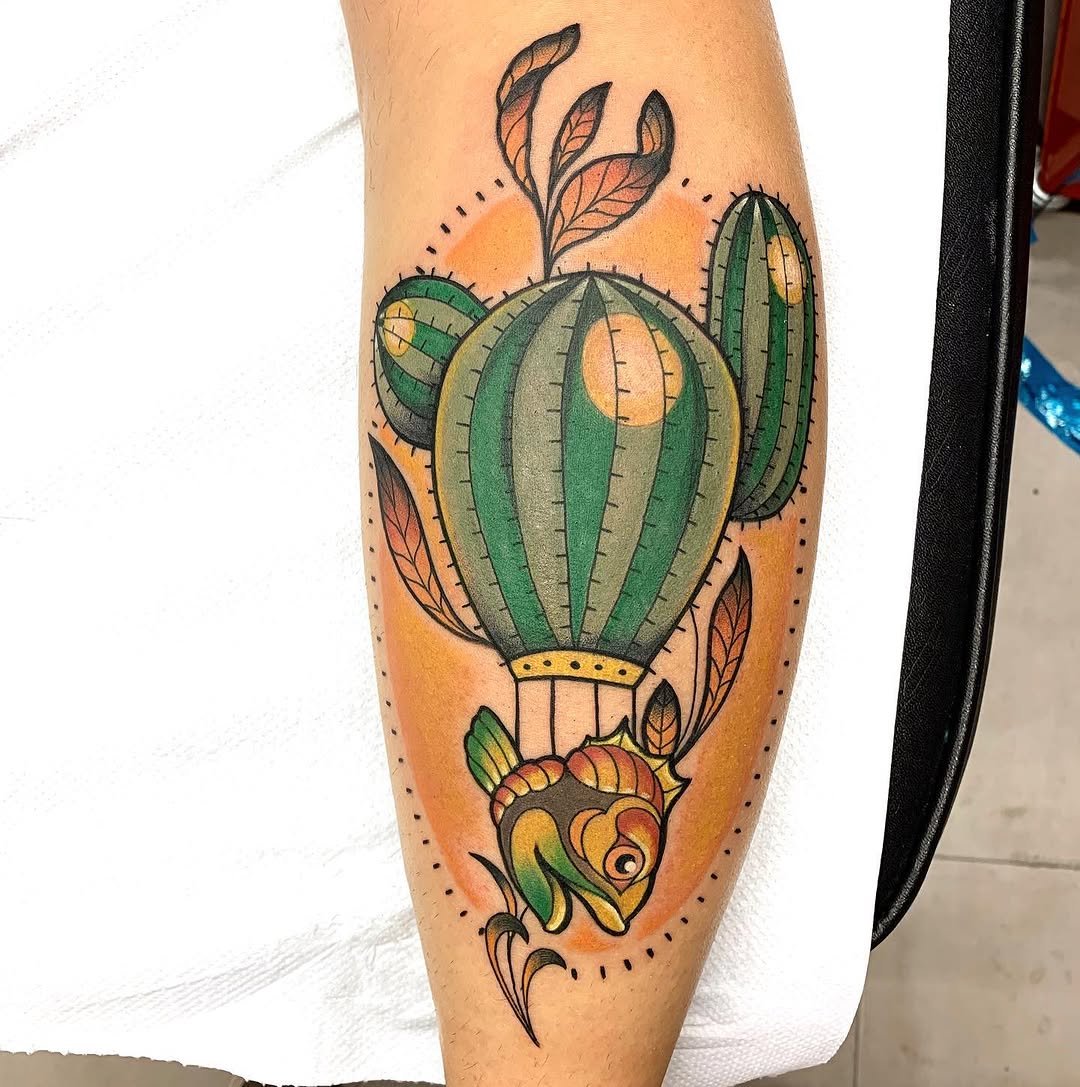 Tatuaje profesional en estudio MartinK Tattoo un globo con forma de cactus y cabeza de pez