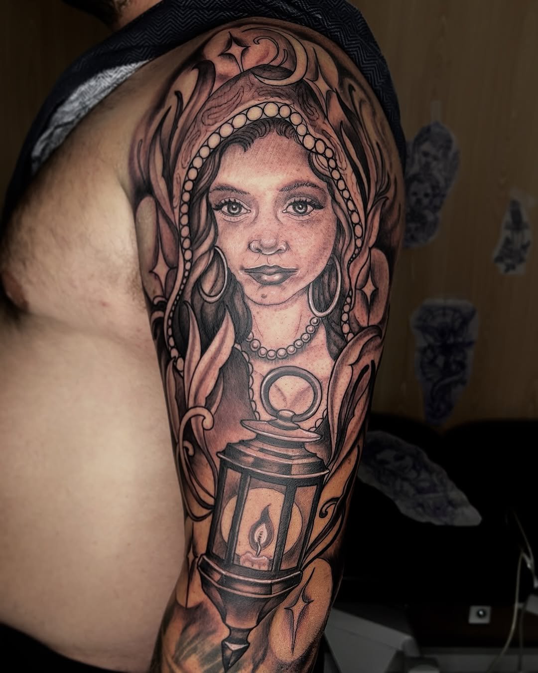 Tatuaje profesional en estudio MartinK Tattoo que representa Luz y misterio gitano