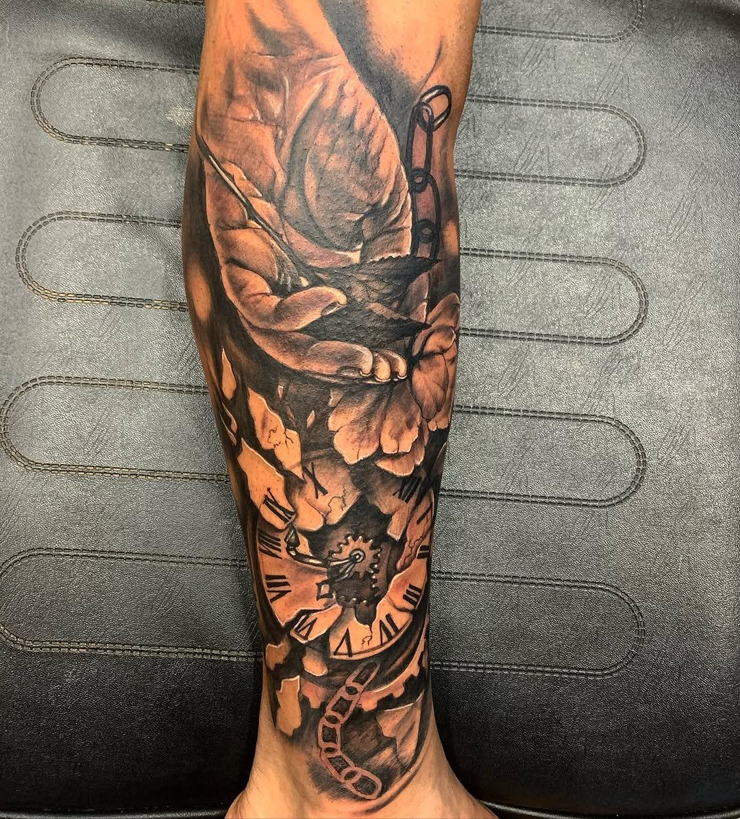 Tatuaje profesional en estudio MartinK Tattoo de un reloj