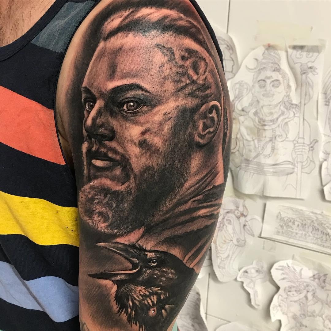 Ragnar de Vikingos. vikings vikingosmartink_tattoo ragnarcrowsed sevilla sevillatattoo bnginksocietyblackandgreytattoo blackandgrey realismo realistictattoo instatattoo tatist doshermanas doshermanastattoo seriesnetflix tintablacktattoo