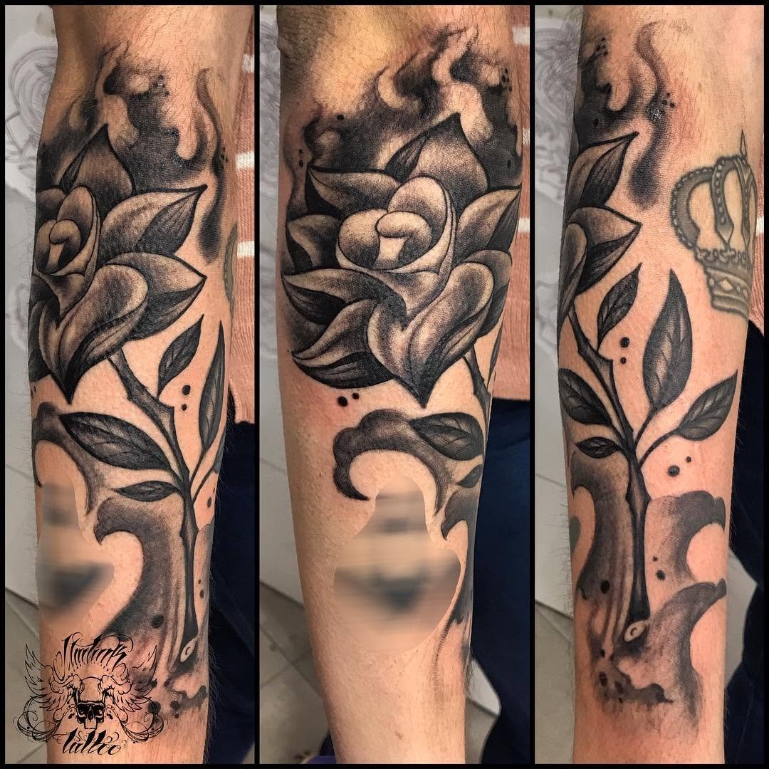 Rosa Freehand freehandtattooroseblacktattooblackandwhite blackandgreytattoo ededgirlsfreehandisttatsdoshermanasmontequintosevillamarchenalascabezasdesanjuan sanjuandeaznalfarache mairenadelalcor