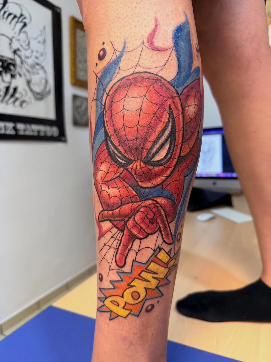 Tatuaje profesional de Spiderman Comic en estudio MartinK Tattoo