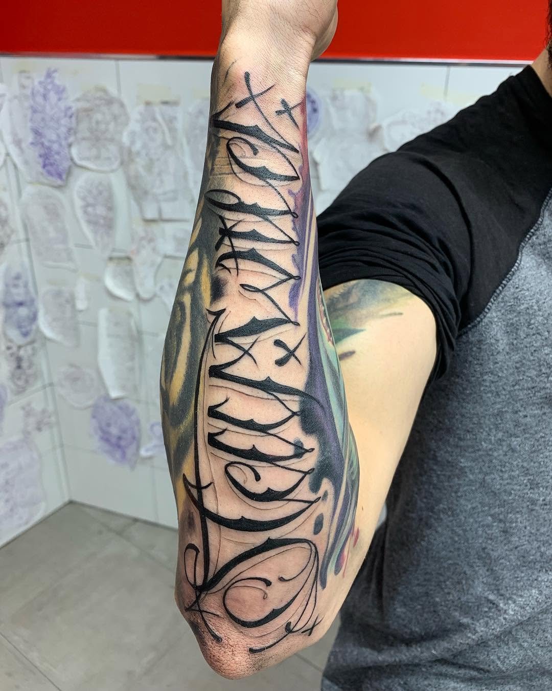 STAY WILD. Lettering Freehand. staywildwildbuildinglettering stylecosasguapassalvajewildstyleedsdoshermanassevillatbtsvq noesbromamartink_tattoo graffiti instatattoolettersloveletters