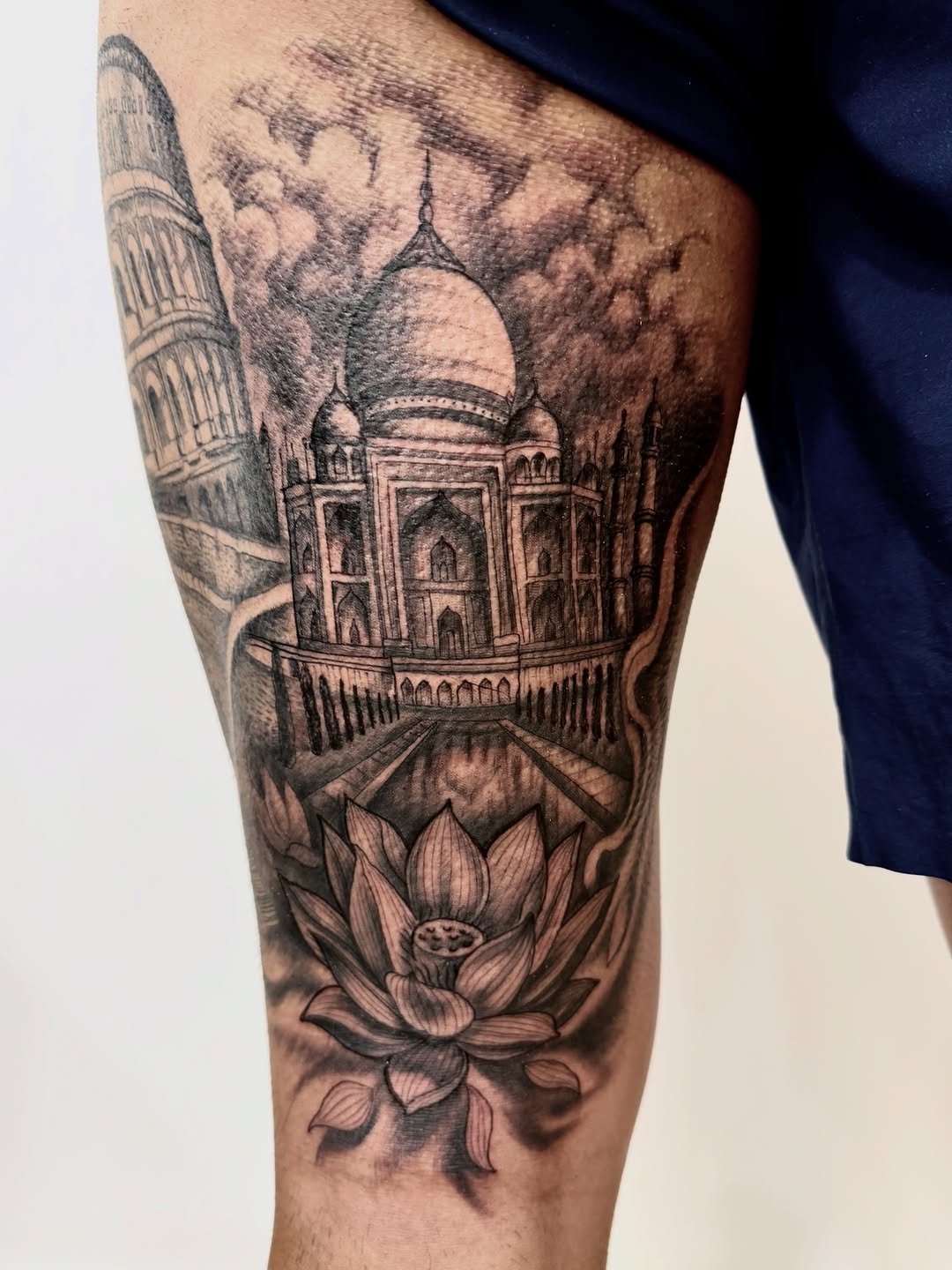 Tatuaje profesional de Taj Mahal y flor de loto en estudio MartinK Tattoo
