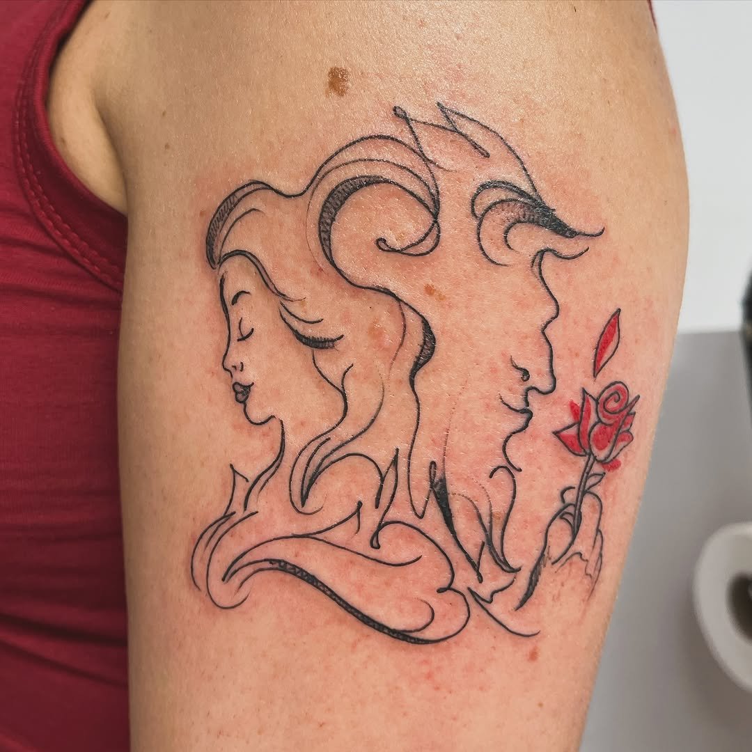 Tatuaje profesional en estudio MartinK Tattoo de La bella y la Bestia con la rosa