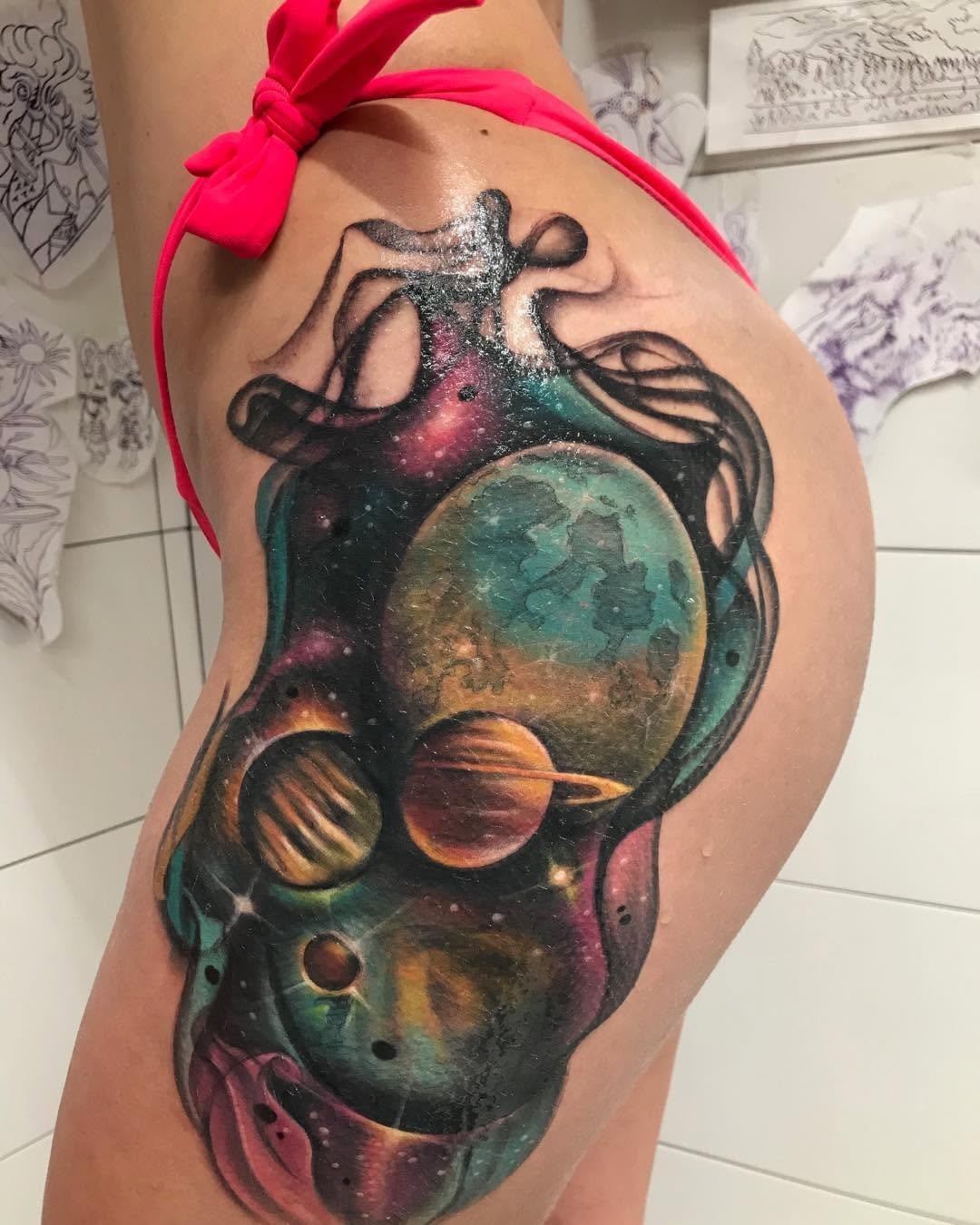 Tatuaje profesional en estudio MartinK Tattoo planetas
