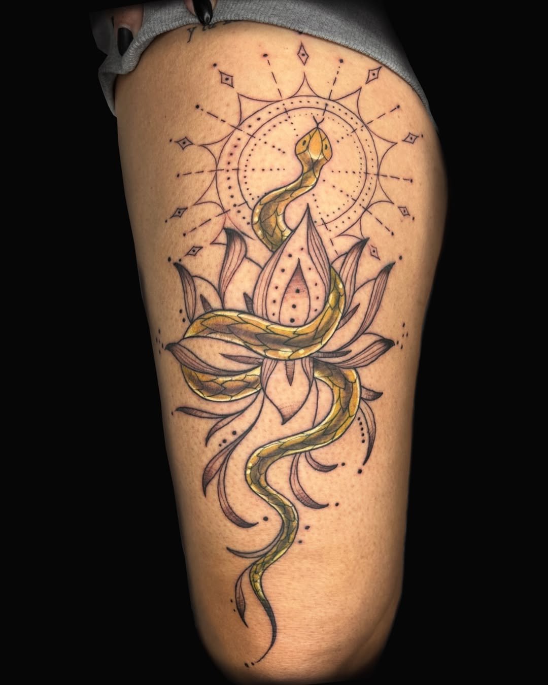 Tatuaje profesional en estudio MartinK Tattoo de una serpiente
