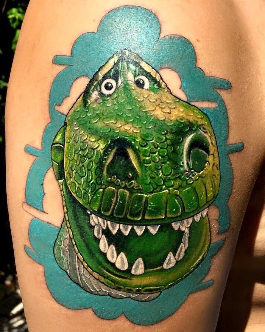 Tatuaje profesional en estudio MartinK Tattoo dinosaurio de ToyStory
