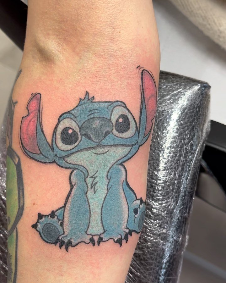 Tatuaje profesional en estudio MartinK Tattoo de Stitch