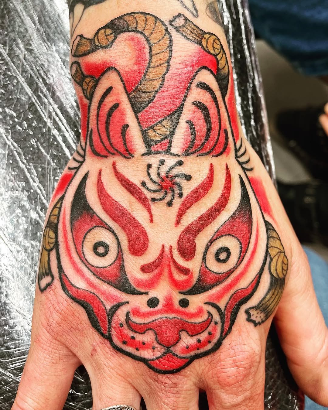 Tatuaje profesional en estudio MartinK Tattoo de Kitsune  con temática oriental de japón