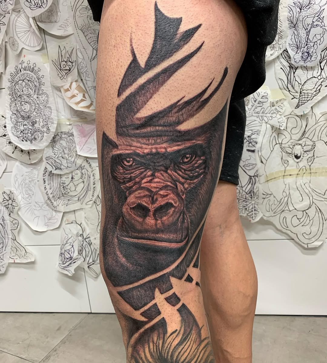 Tatuaje profesional en estudio MartinK Tattoo de un gorila de animales