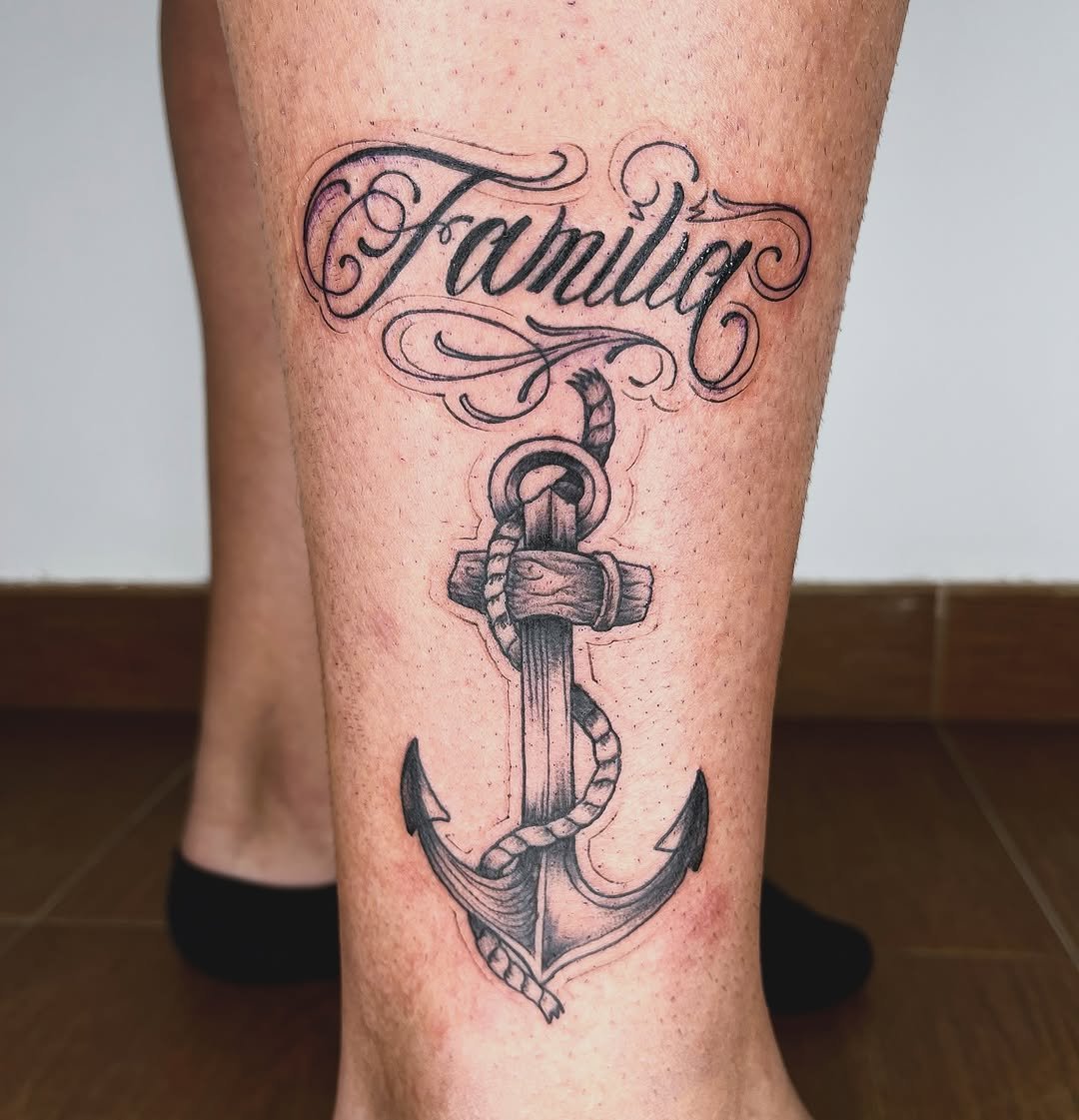 Tatuaje profesional en estudio MartinK Tattoo que representa la familia mediante un ancla