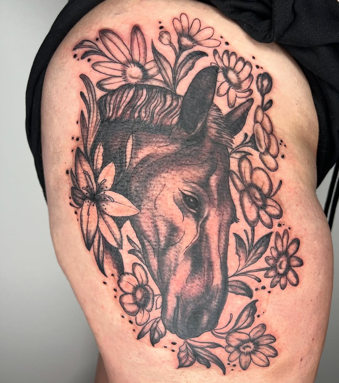 Tatuaje profesional en estudio MartinK Tattoo de un caballo con flores