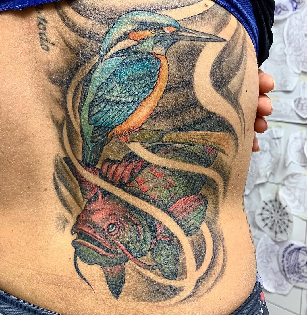 Tatuaje profesional en estudio MartinK Tattoo de un pájaro y un pez