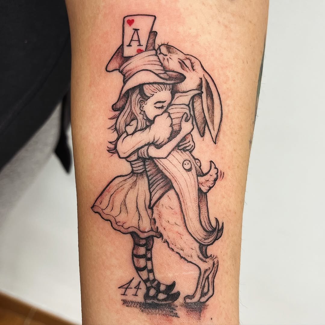 Tatuaje profesional en estudio MartinK Tattoo de Alicia en el país de las maravillas