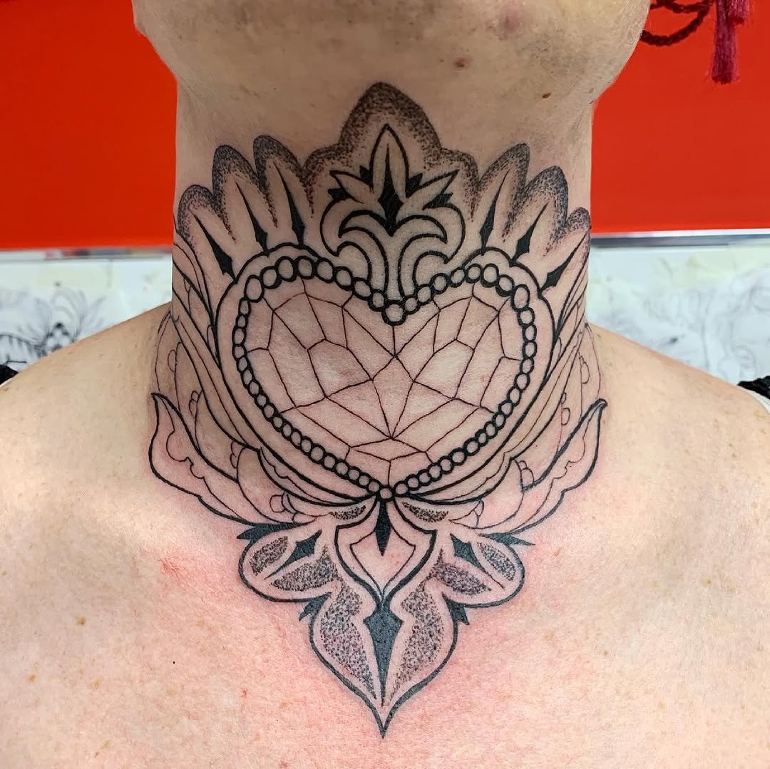 Tatuaje profesional en estudio MartinK Tattoo en cuello