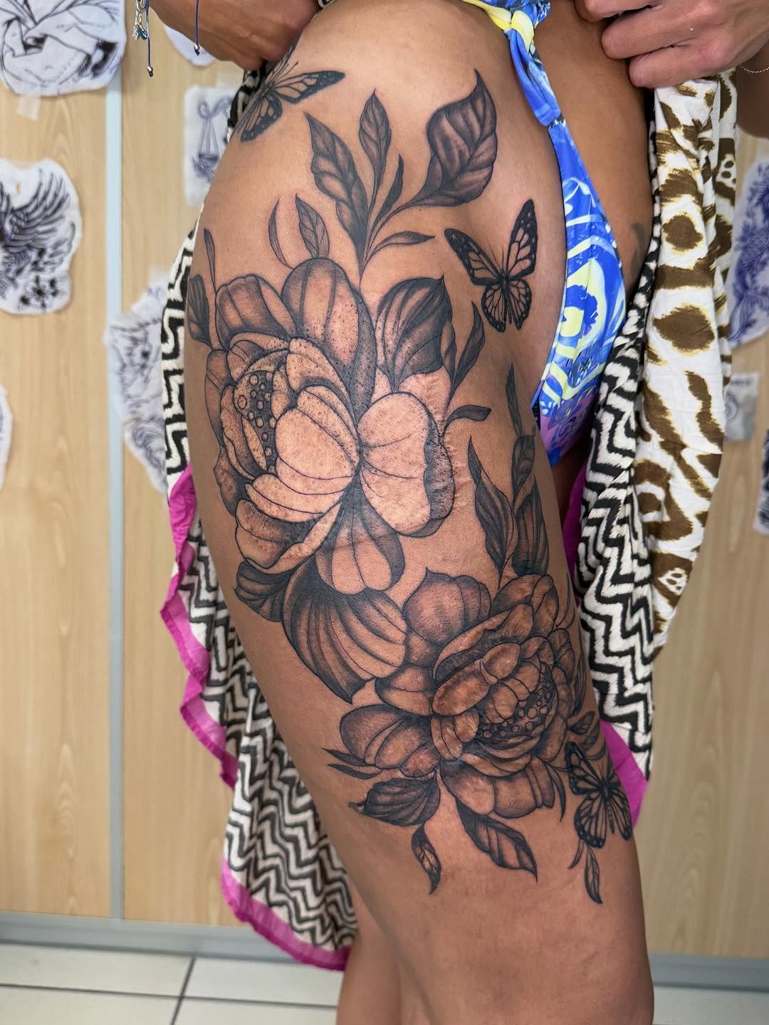 Tatuaje profesional en estudio MartinK Tattoo. Cover de unas cicatrices bastante contundentes