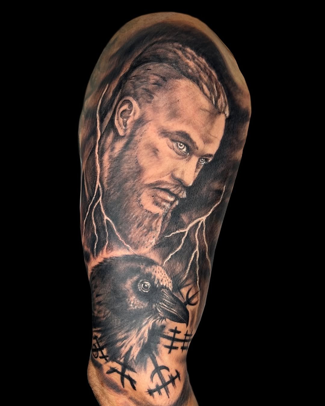 Tatuaje profesional en estudio MartinK Tattoo de Ragnar Lodbrok
 y el cuervo, de la serie Vikings