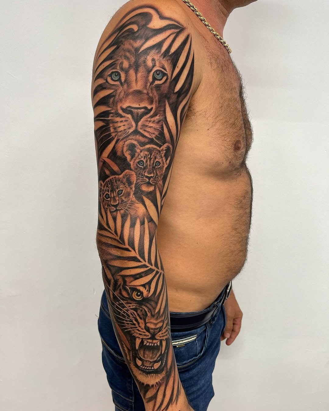 Tatuaje profesional en estudio MartinK Tattoo de unos leones y un tigre
