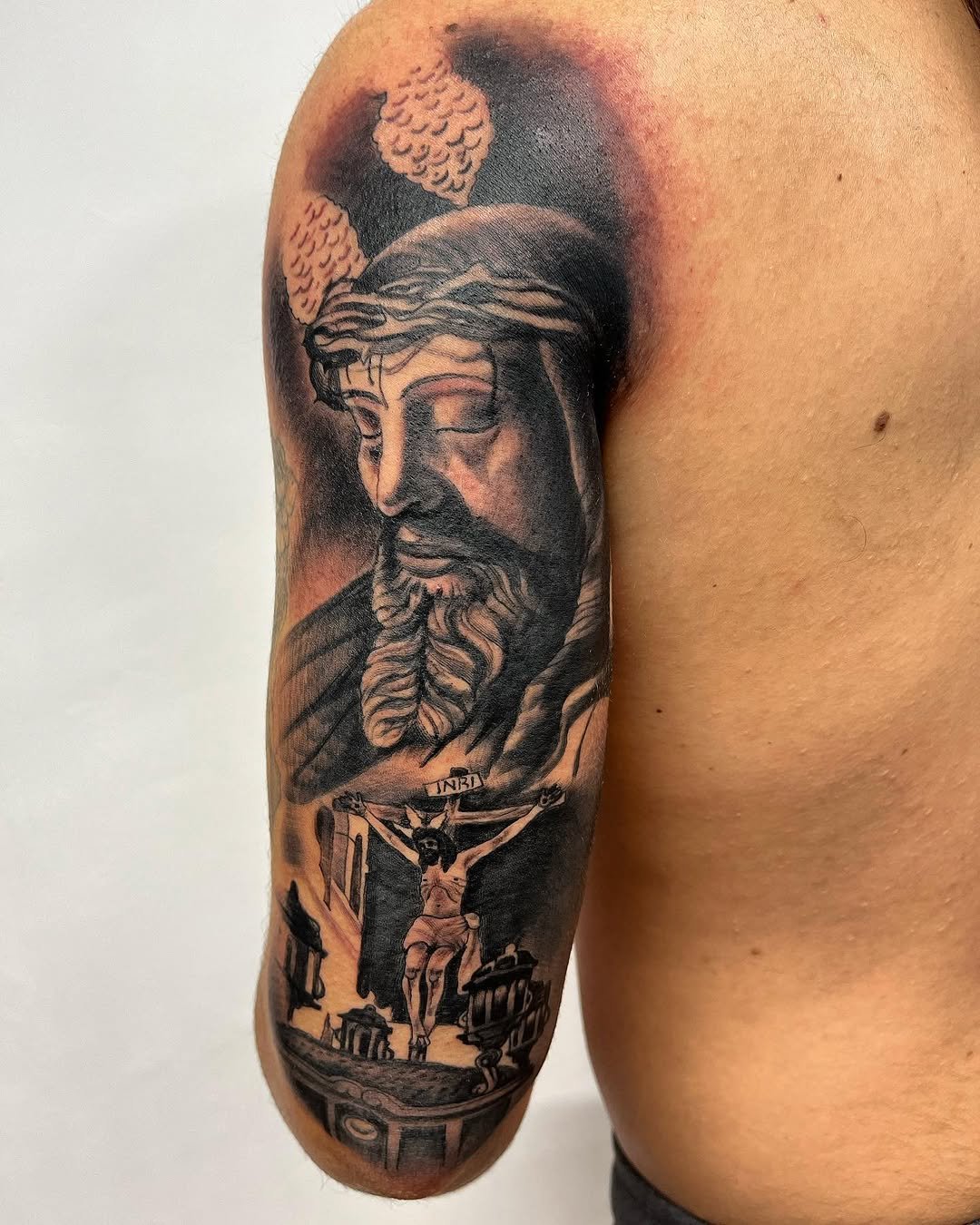 Tatuaje religioso profesional en estudio MartinK Tattoo de cristo
