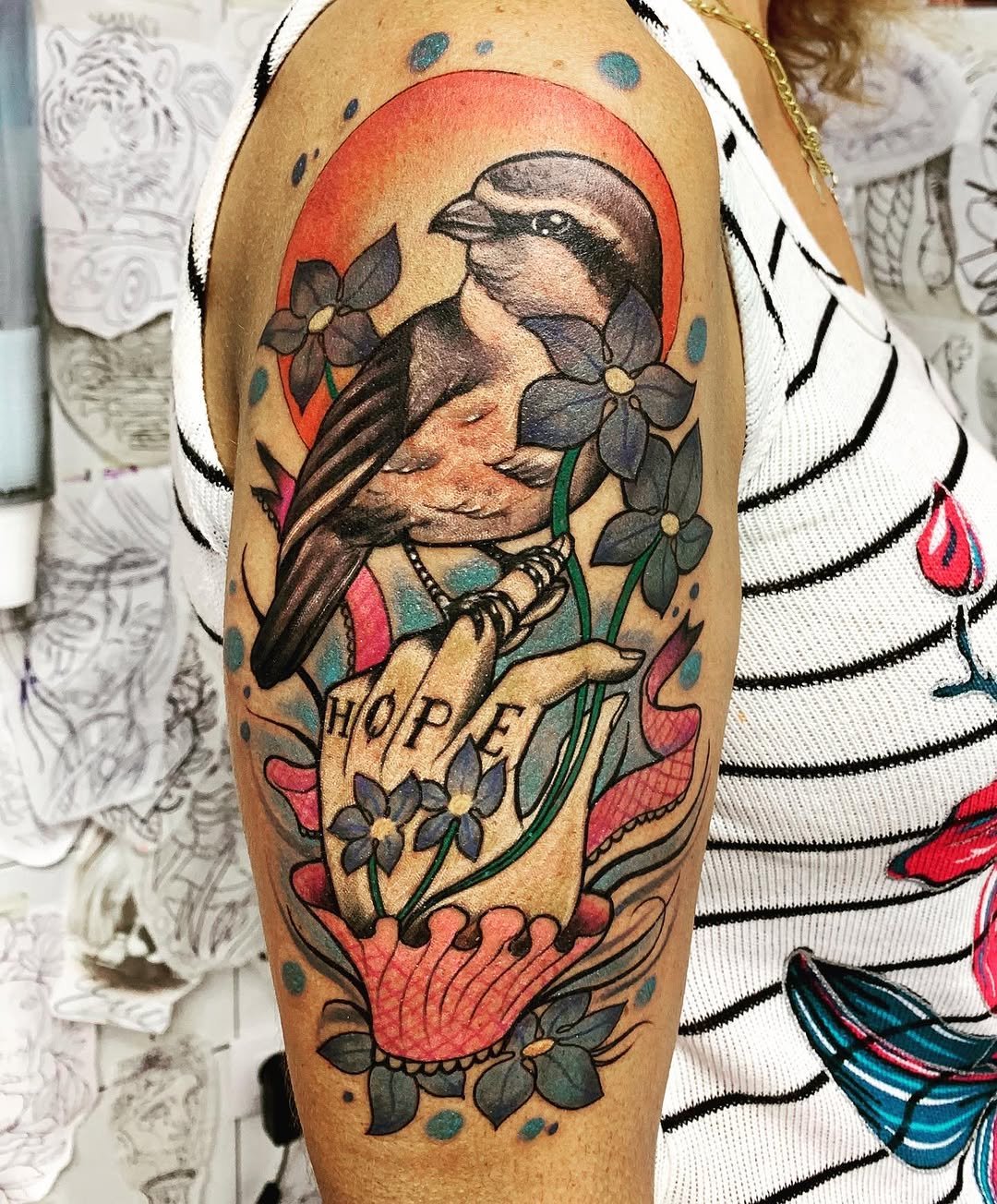Tatuaje profesional en estudio MartinK Tattoo de un pájaro El Alcaudón que es una pequeña ave de presa con mucha personalidad y tenacidad.