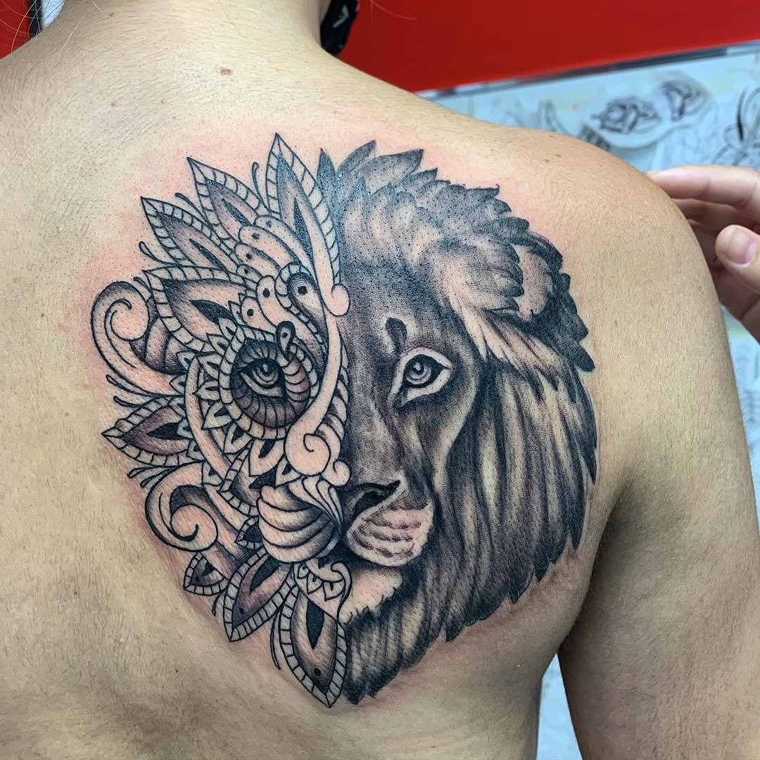 Tatuaje profesional en estudio MartinK Tattoo de un Leon Mandala