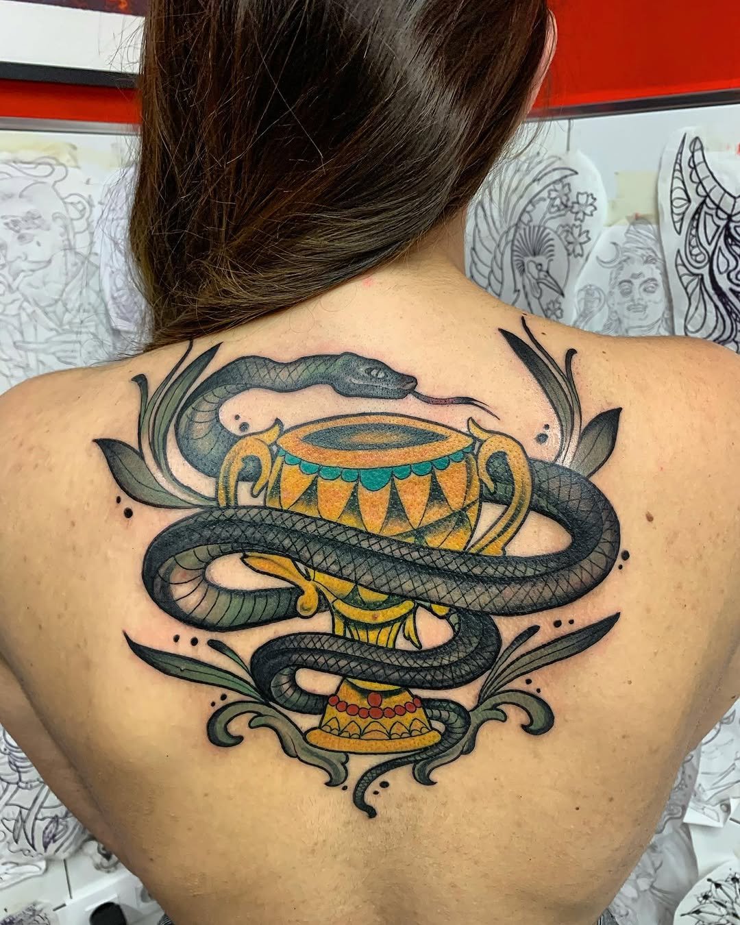 Tatuaje profesional en estudio MartinK Tattoo de Copa de Higea con serpiente