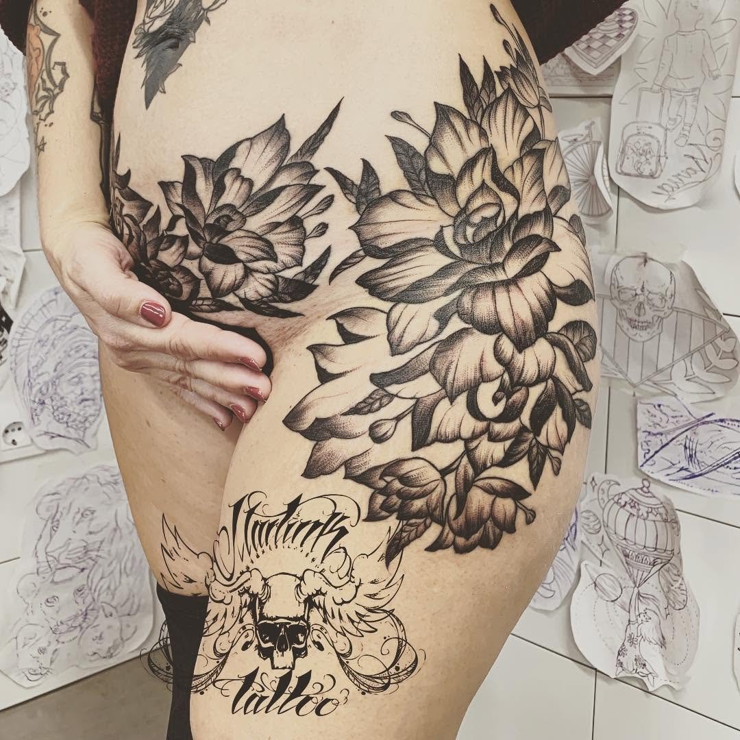 Tatuaje floral dotworktattoo blackworktattoo blacktattoodotworkersflowersgirlsgirlswithtattoos edblackandgreytattoosevillasevillatattooedistinstatattooersdoshermanasdoshermanastattoomartink_tattoo