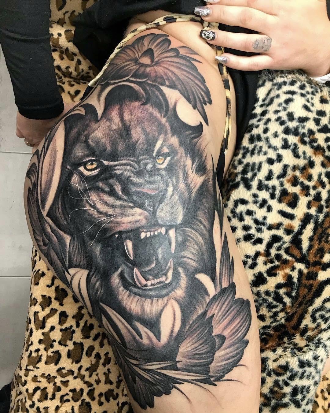 The king in a Queen tattoos de un tigre con flores