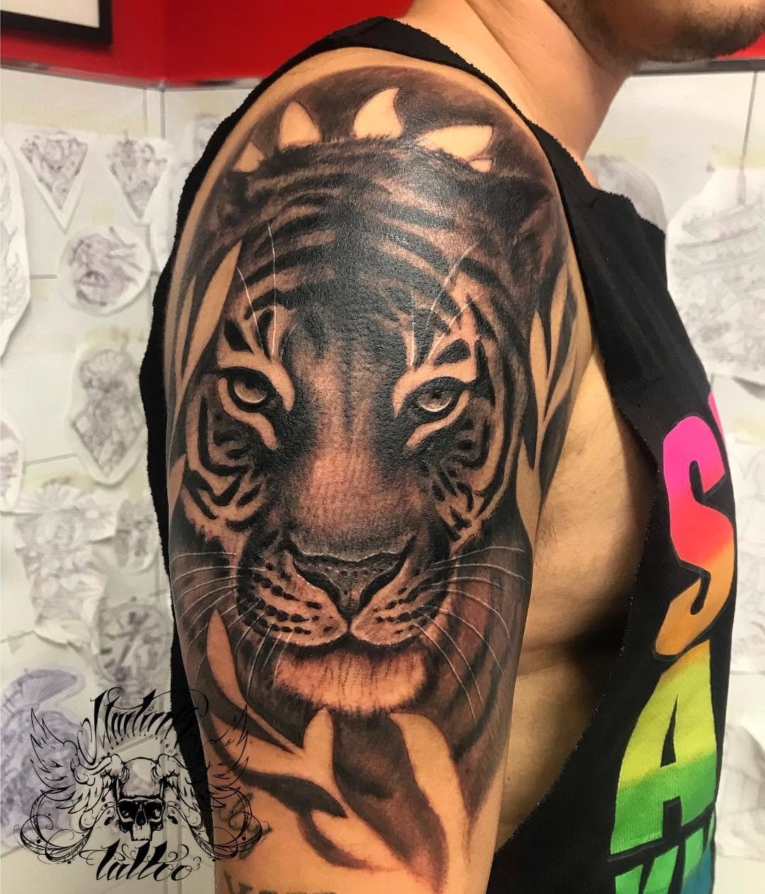 Tigre tigertigerstyleanimalstatsedistink istmontequintotattoodoshermanastattoosevillatattoorealismblackandgreytattoomartink_tattootbtsvq