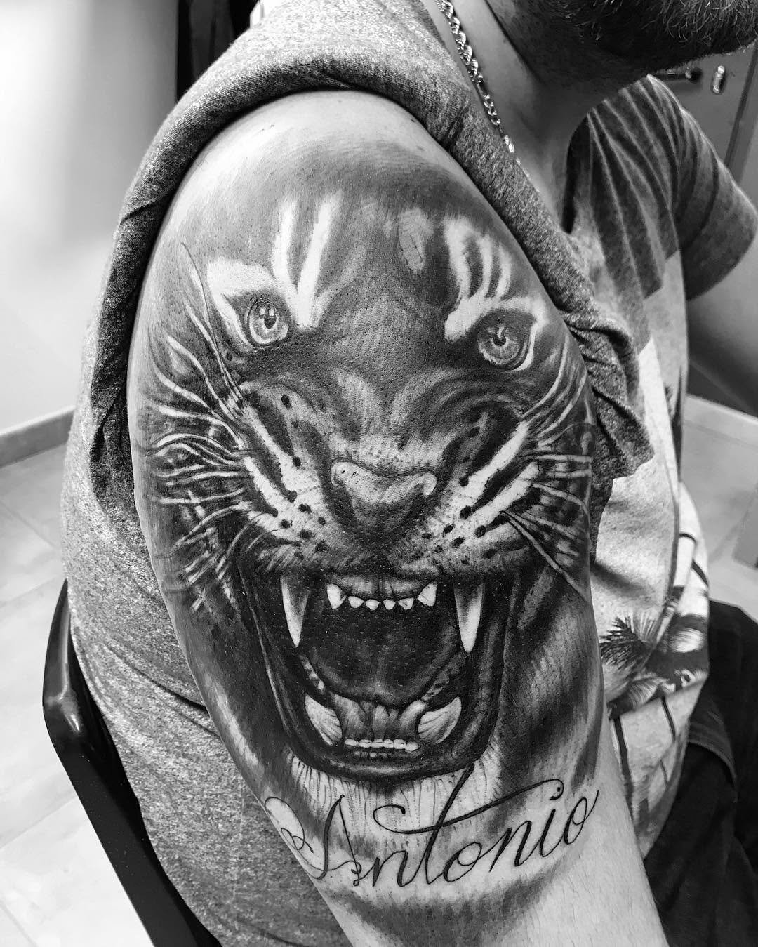 Tigre y lettering. tigertigretigereye tigerstyle powerstrongbnginksociety blackandgreytattoo blackandgrey blacktattoo blackworktattoodoshermanas doshermanastattoo martink_tattoo skin ed instagood picoftheday realistictattoo realismo