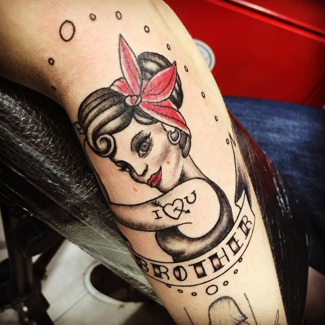 Trad pin up. traditionaltattoo tradneotraditional pinup rockabilly rockmusicgirlpower brobrothersonofanarchy anarchywildborntobewild sdonesevillatattoo sevilla doshermanas doshermanastattoo girlscooltattoosfashion bad badasslifegoeson showmustgoon martink_tattoo