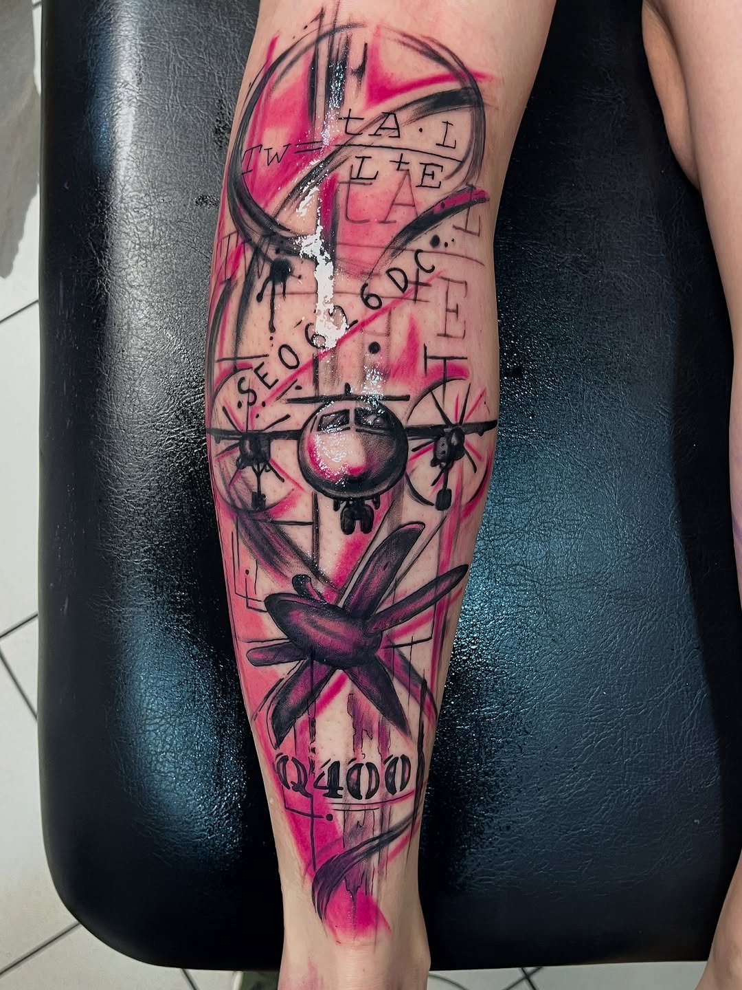 Tatuaje profesional de temática aeronáutica en estilo trashpolka
