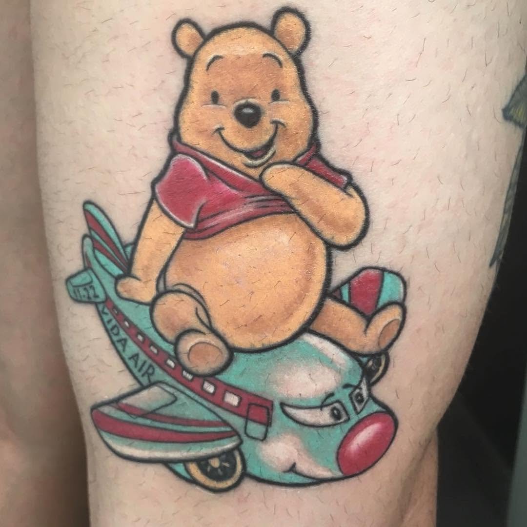 Vida air. Winnie The Pooh sobre un avión. healed healedhiphop popmusicrock skinfashion winniethepooh winniecolortattoocolorslifedoshermanas doshermanastattoo alcalatattoo alcaladeguadaira mairenadelalcor mairenadelaljarafe marchenautreramartink_tattoo sevilla sevillatattoo